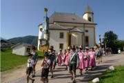 Kirchenzug im Hintergrund die Wallfahrtskirche Maria Ettenberg