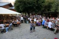 2 kleine Fans im gut besuchten Biergarten