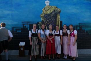 Unsere Dirndl vor der Berliner Mauer an der Eastside Galerie