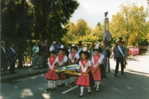 Die neue und die alte Fahne beim Kirchenzug